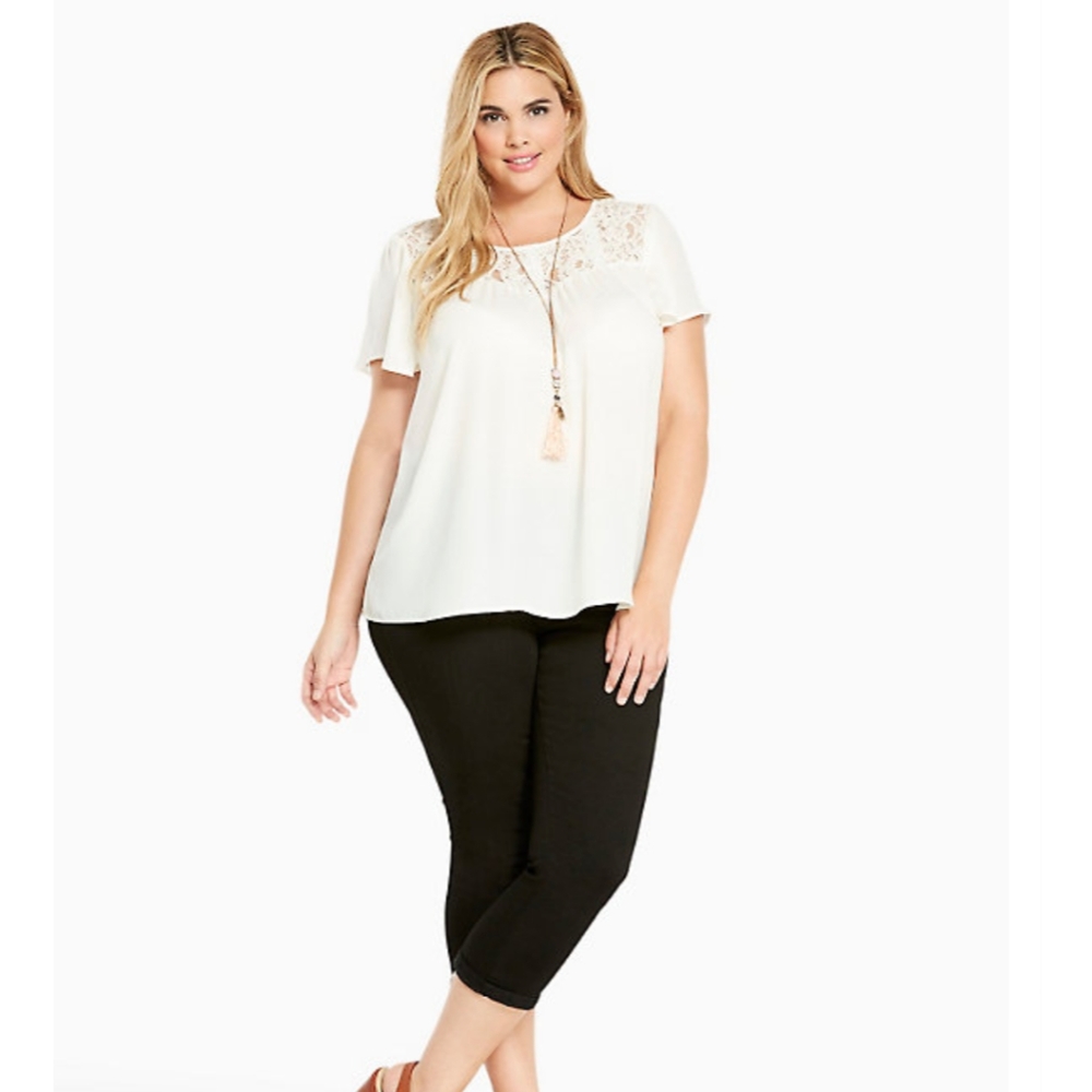 Torrid Cream Lace Detail Blouse EUC